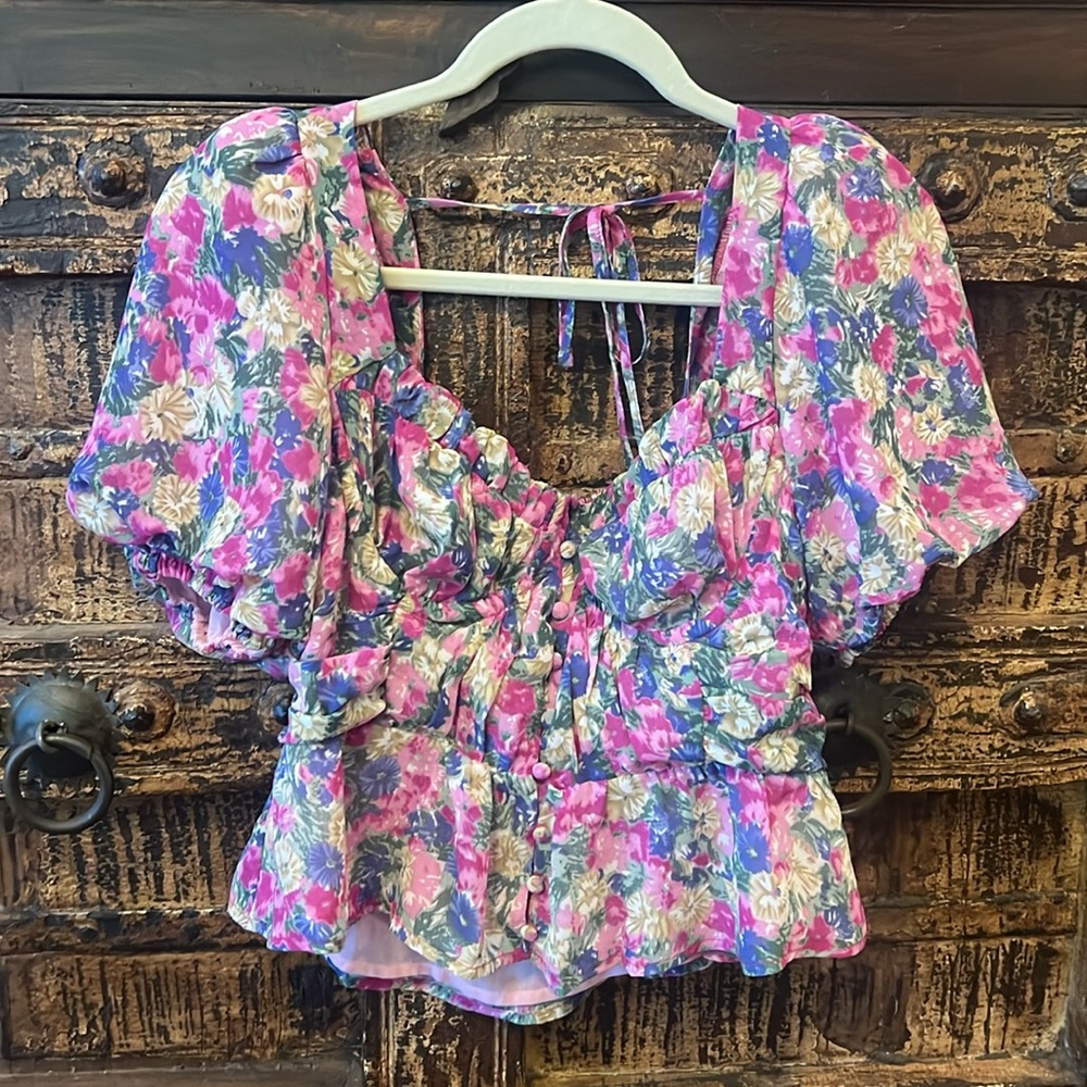 Astr FLORAL PUFF SLEEVE TOP, size medium. Pink Floral